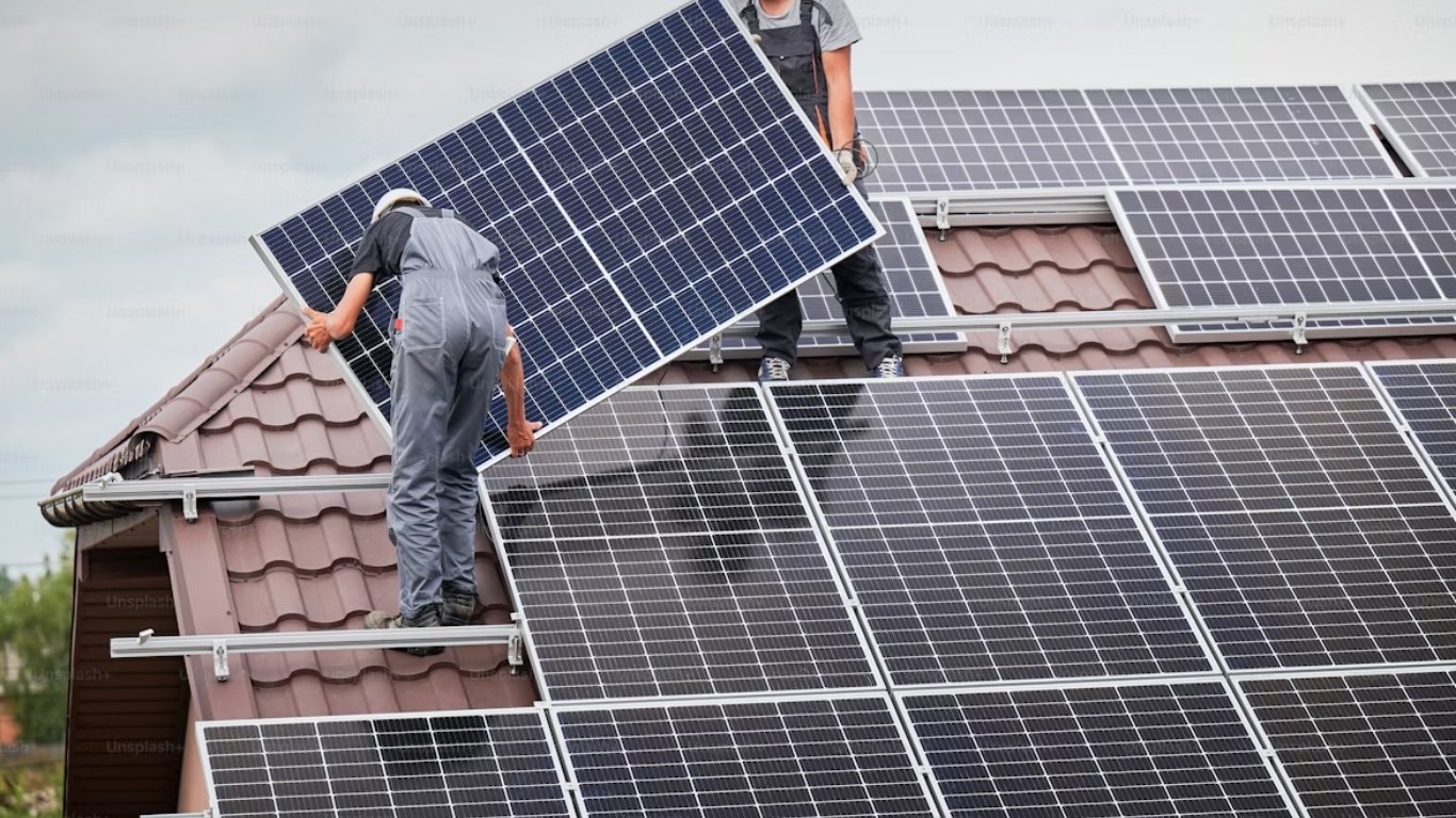 Rooftop solar panels installed under sunny sky in Rajasthan-like climate