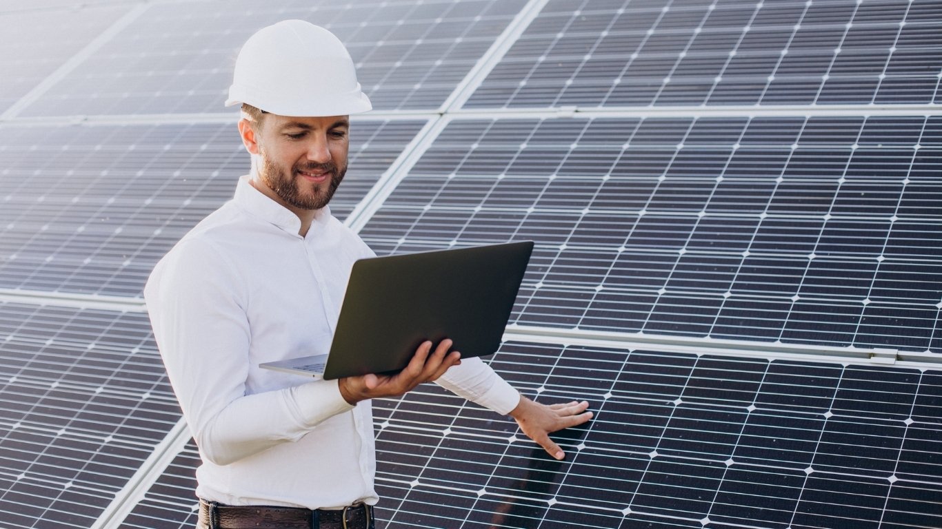 Solar expert consulting client about solar panel installation